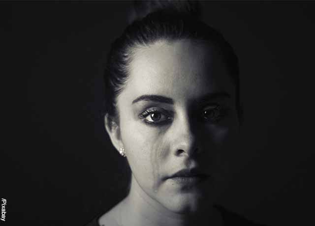 Fotografía en blanco y negro de una mujer llorando