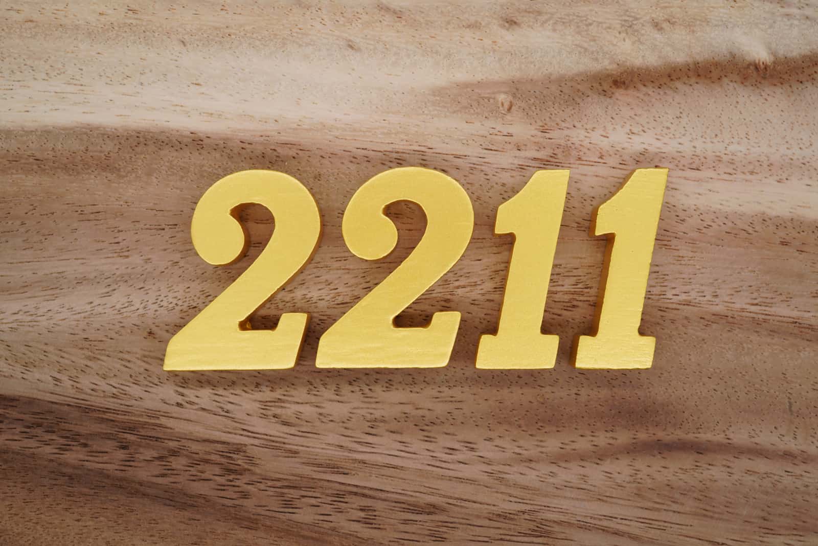 número 2211 sobre peana de madera