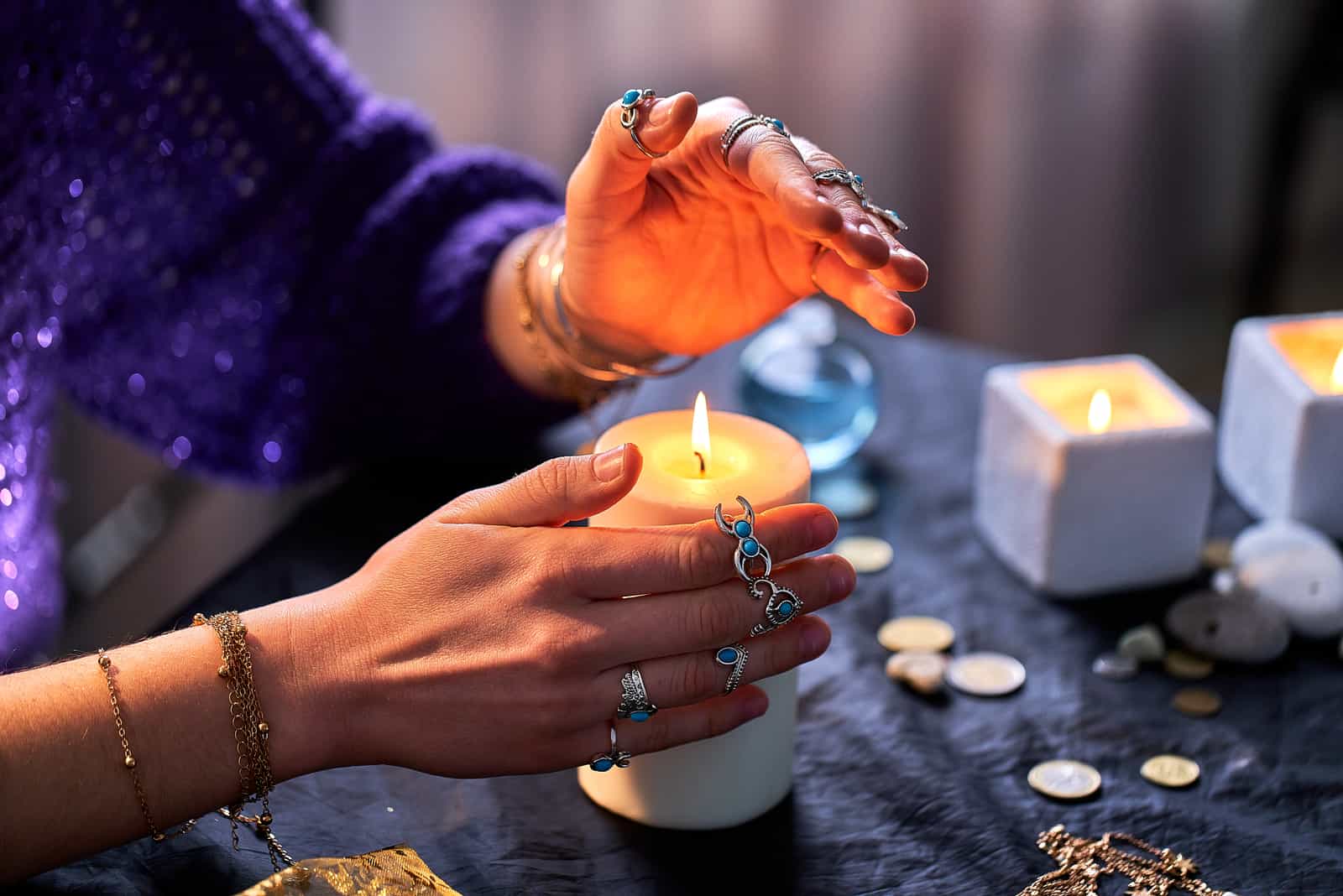 mujer haciendo un hechizo mágico con una vela
