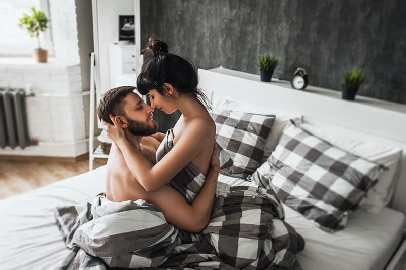 pareja joven teniendo sexo en la cama