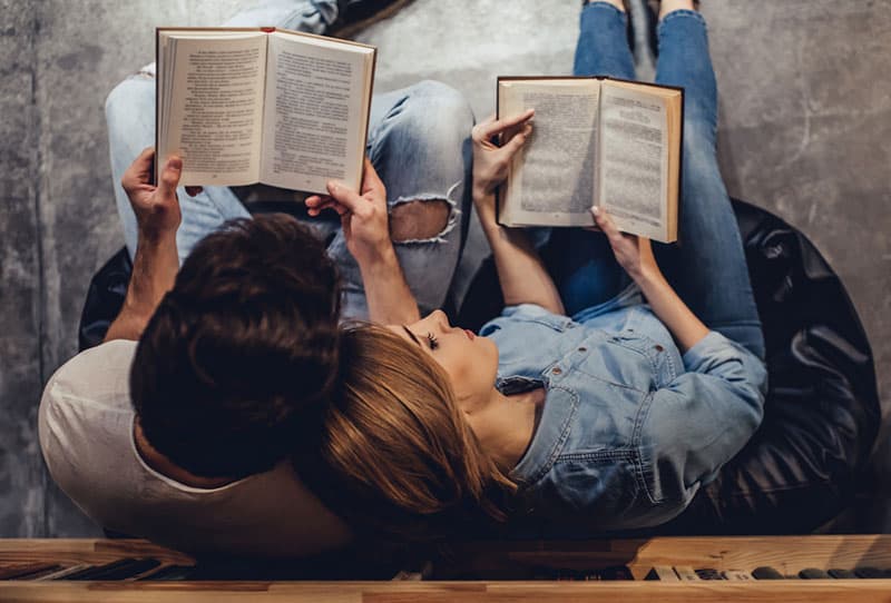 pareja leyendo libros juntos