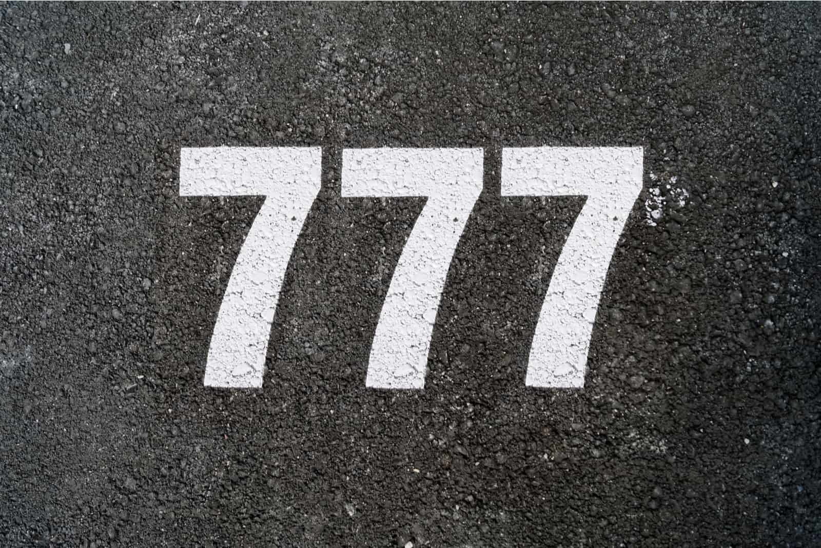 número 777 sobre fondo gris