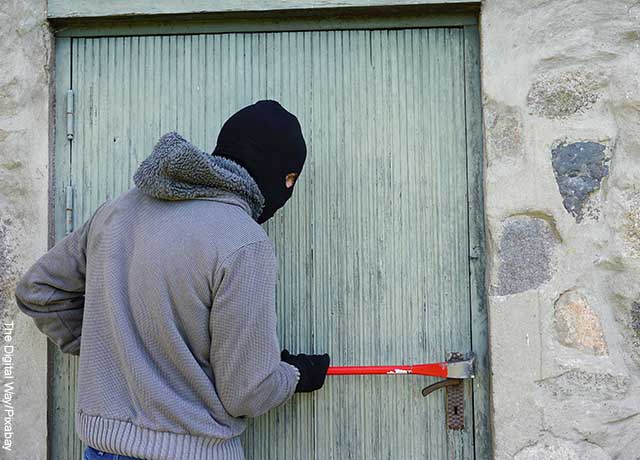 Foto de un ladrón abriendo una puerta