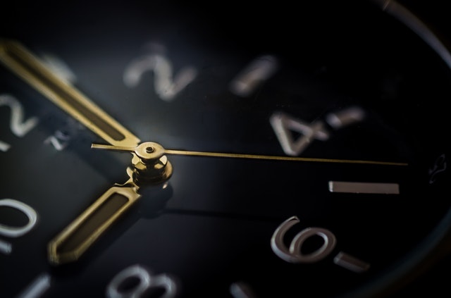 Ver la hora exacta en el reloj no es casualidad, según la numerología