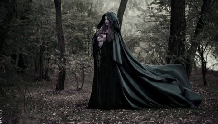 foto de una bruja en el bosque