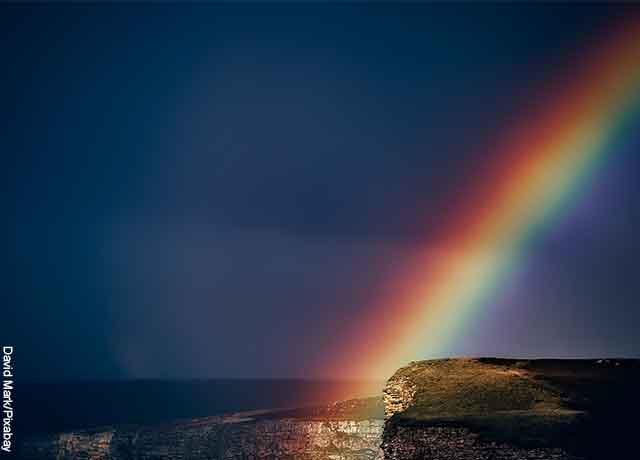 Foto de un arcoíris nocturno que muestra cómo es soñar con arcoíris