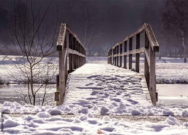Foto de un puente cubierto de nieve que muestra cómo es soñar con nieve
